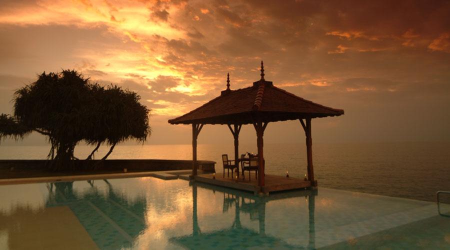 private dinig table at the infinity pool