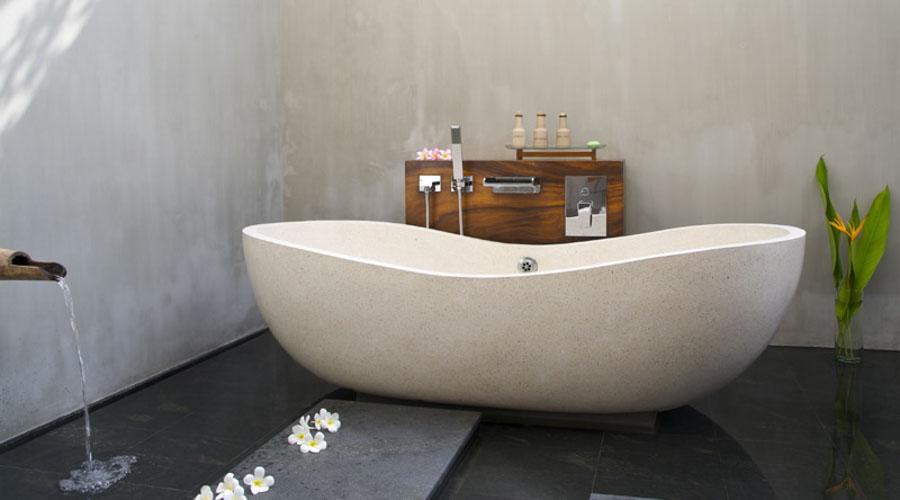 bath tub in the suite