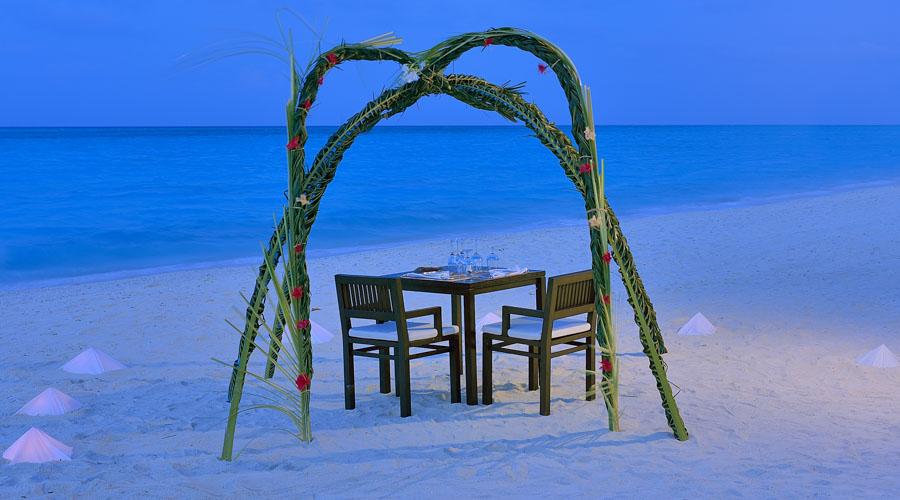 romantic beach dinner