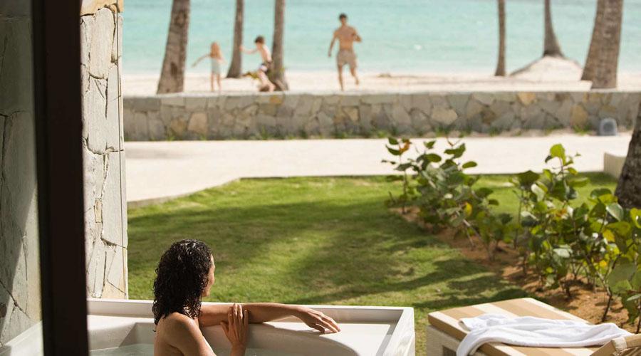 outside private bath tub overlooking the beach