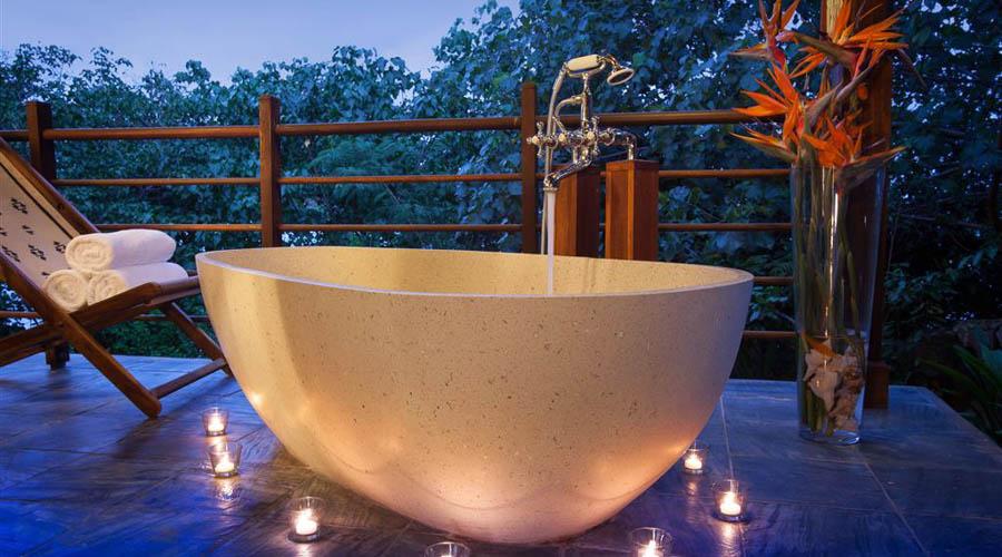 villa outdoor romantic bath