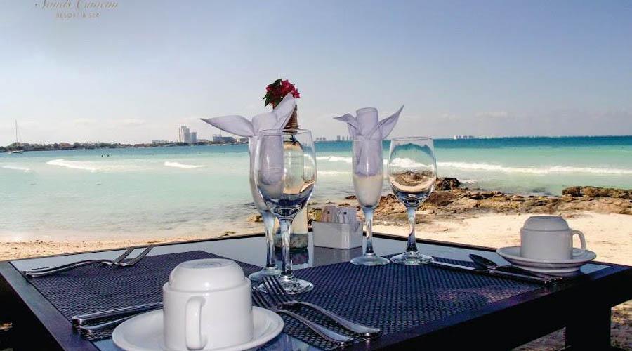 dinning on the beach