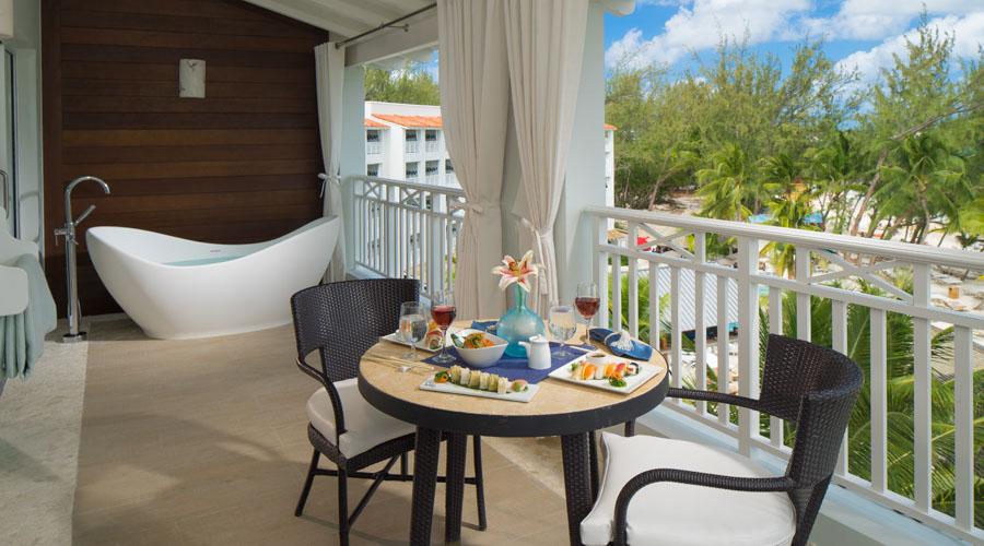 suite balcony with tub