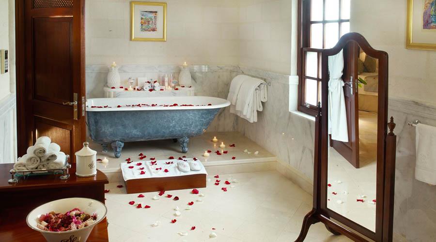 villa master bath with roses